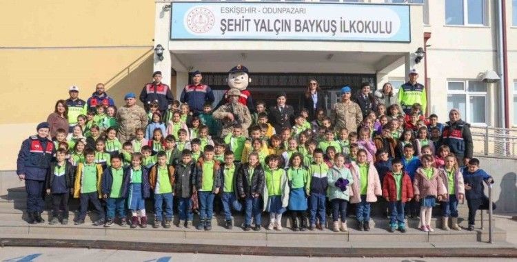 Dünya Çocuk Hakları Günü nedeniyle jandarma ekiplerinden ilkokul ziyareti
