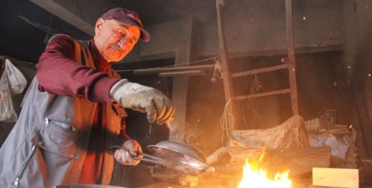 76 yaşında: Her gün dükkanını açıyor, bakıra yeniden hayat veriyor
