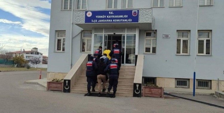 Jandarmanın dur ihtarına uymayan 3 kişi ceza evi firarisi çıktı
