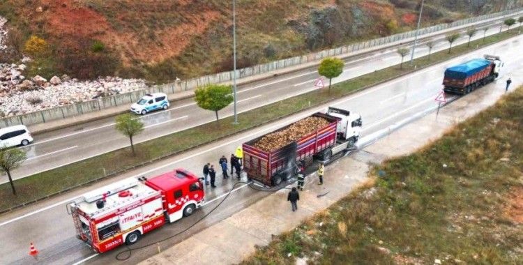 Aşırı yük tırın lastiklerini tutuşturdu
