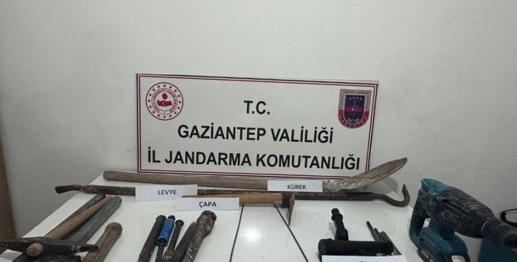 Jandarmadan kaçak kazı yapanlara suçüstü: 3 gözaltı