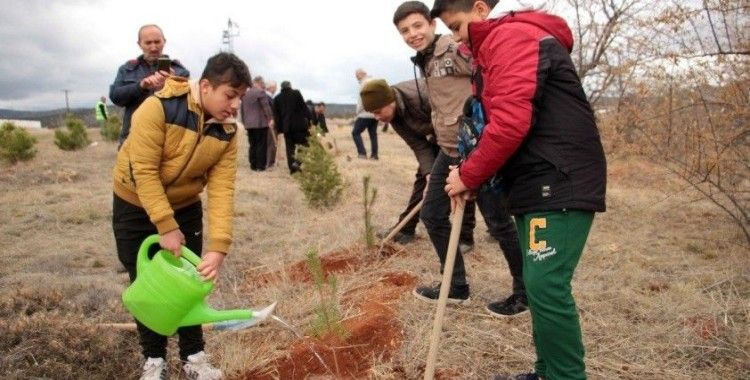 Beyşehir’de öğretmenler için fidanlar toprakla buluşturuldu
