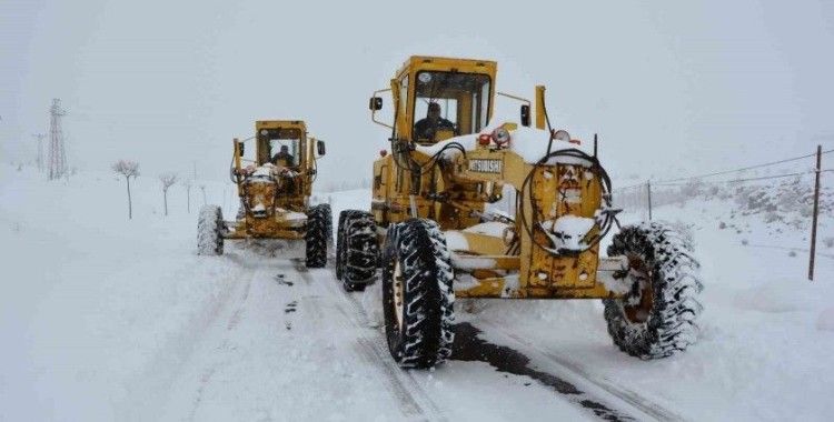 Yoğun kar yağışı ve tipi nedeniyle Çiftlik - Altunhisar yolu trafiğe kapatıldı
