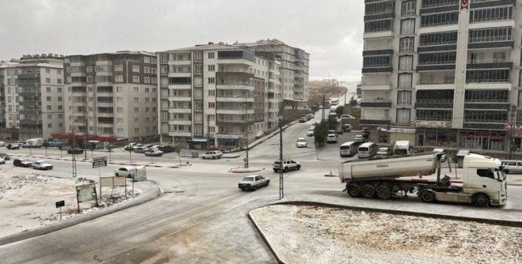 Besni’de dolu ve kar yağışı etkili oldu
