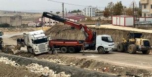 Yoldan çıkan tır trafiği kapattı