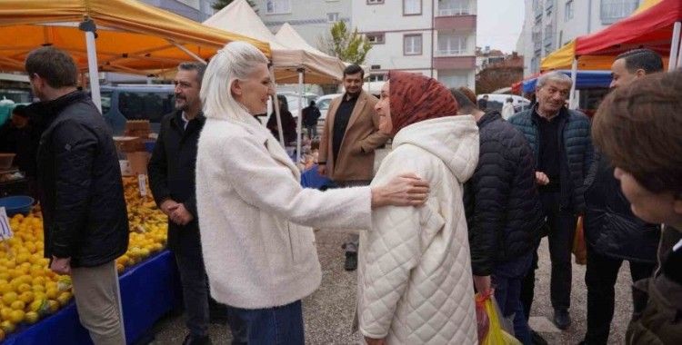 Başkan Subaşı’ya pazarda yoğun ilgi
