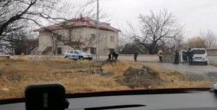 Kaçak 2 göçmen polisin sıkı takibi sonucu yakalandı
