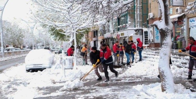 Kent merkezinde kar küreme çalışması yapıldı
