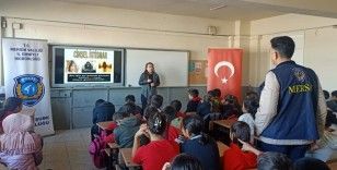 Mersin emniyeti çocukları okullarda suç ve suçluya karşı bilgilendirdi
