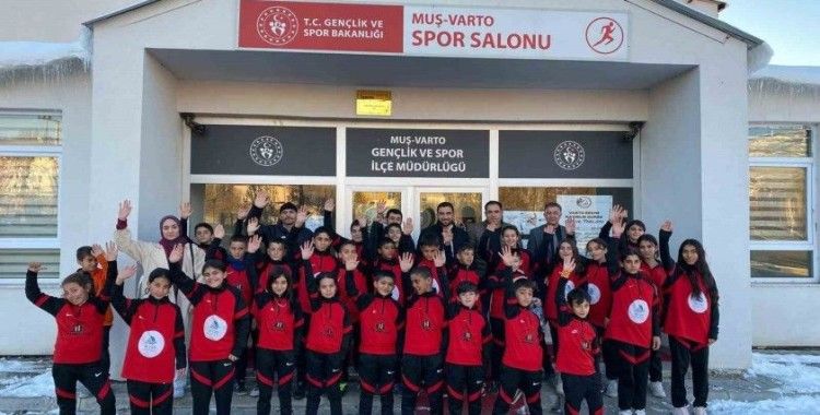 Varto’daki sporculara kıyafet desteği
