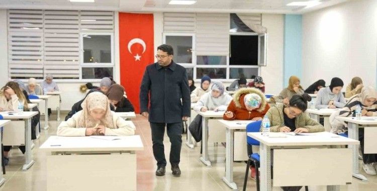 "Umre Ödüllü Gençlik Bilgi Yarışması" düzenlendi
