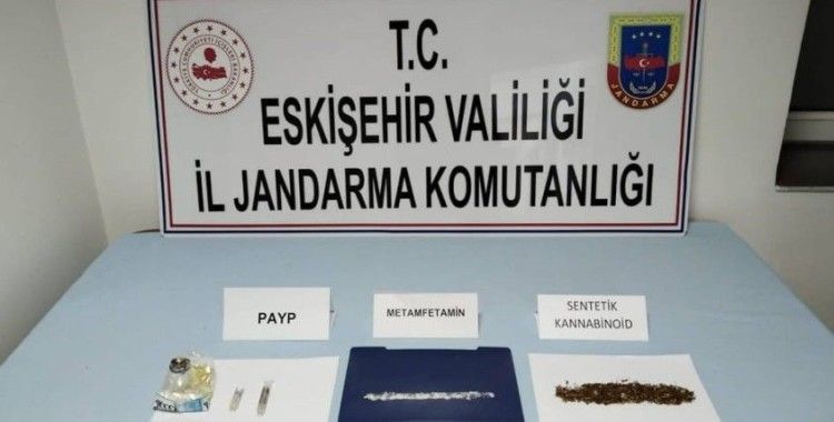 Başka ilden getirdikleri uyuşturucuları satmak isteyen şüpheliler jandarmadan kaçamadı
