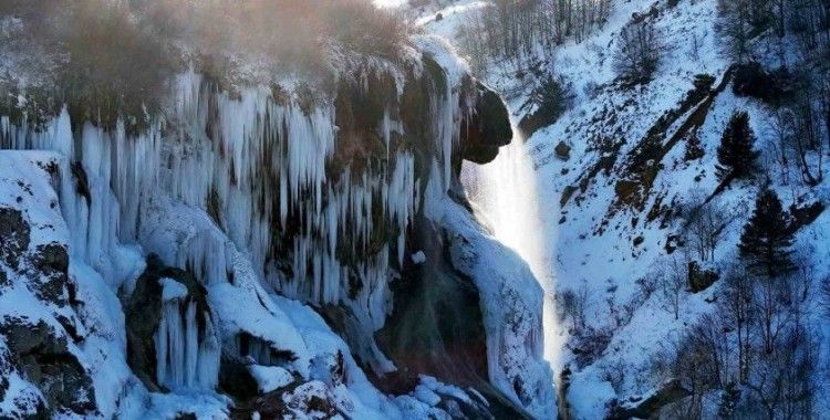 Sivas’ta hayat dondu, ünlü şelalede dev buz sarkıtları oluştu
