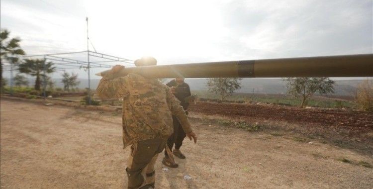 Suriye rejimi Şam'ın birçok bölgesinde reşit olmayanlar dahil erkekleri zorla silah altına alıyor