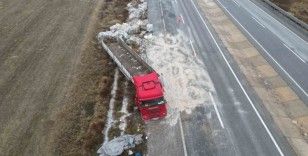 (ÖZEL) Geri dönüşüm malzemesi yüklü tır devrildi, sürücü yaralandı
