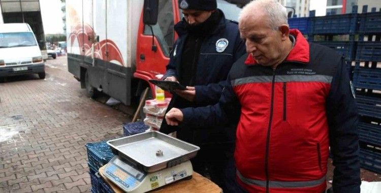 Melikgazi Zabıtası pazar yerlerinde ölçü ayar ve etiket denetimi yaptı
