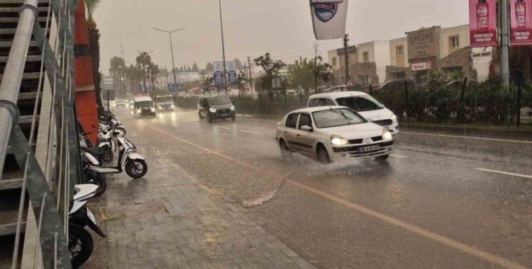 Bodrum’da sağanak yağış etkili oldu
