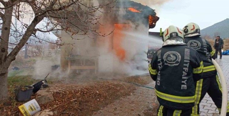 Alevlerin sardığı tek katlı işyeri kullanılamaz hale geldi
