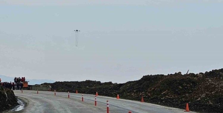 Heyelan sahasında dron ile havadan alan taraması yapılıyor
