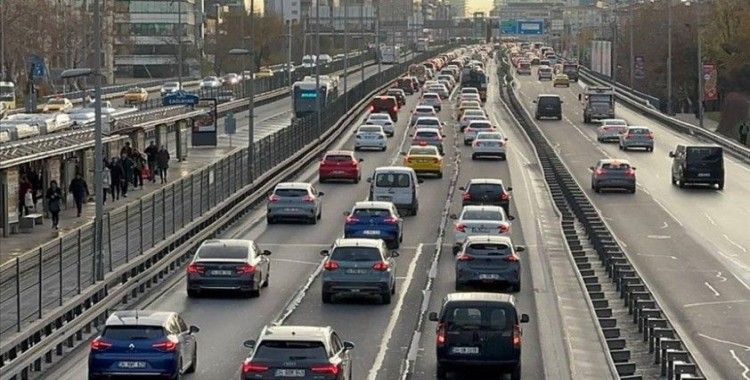 İstanbul'da haftanın ilk iş gününde trafik yoğunluğu yaşanıyor