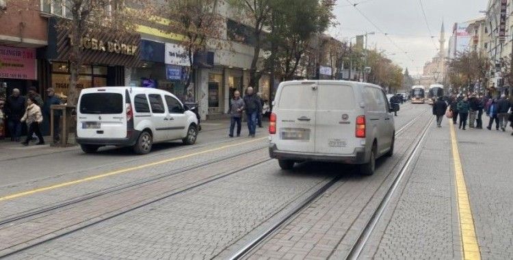 Trafiğe kapalı caddede seyrediyor, otopark gibi kullanıyorlar
