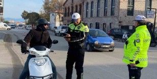 Ayvalık’ta trafik polisi eksik evraklı ve kasksız motosiklet sürücülerine geçit vermiyor
