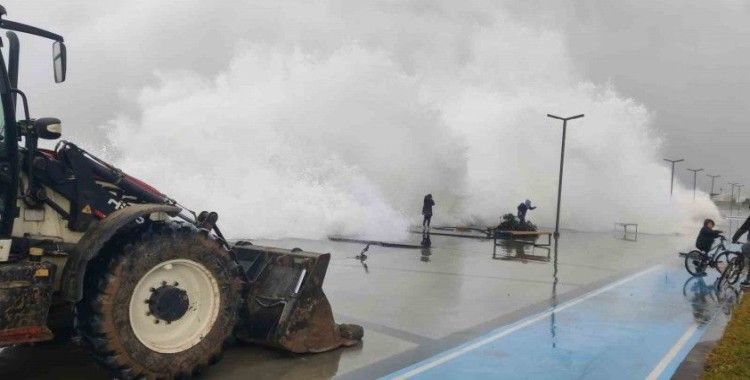 "Dalgaların fotoğrafını çekeyim" derken az kalsın canlarından oluyorlardı
