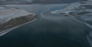 Kars Barajı'nın yüzeyi soğukların etkisiyle buz tuttu