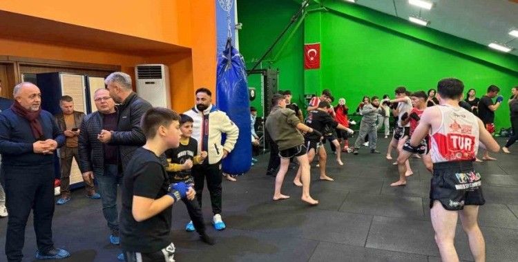 Muaythai alanında 100 sporcu ortak antrenman yaptı
