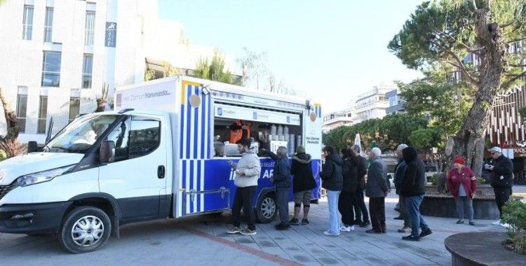 Kuşadası Belediyesi’nden soğuk havalarda çorba ikramı
