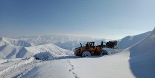 Hakkari askeri üs bölgelerde karla mücadele sürüyor
