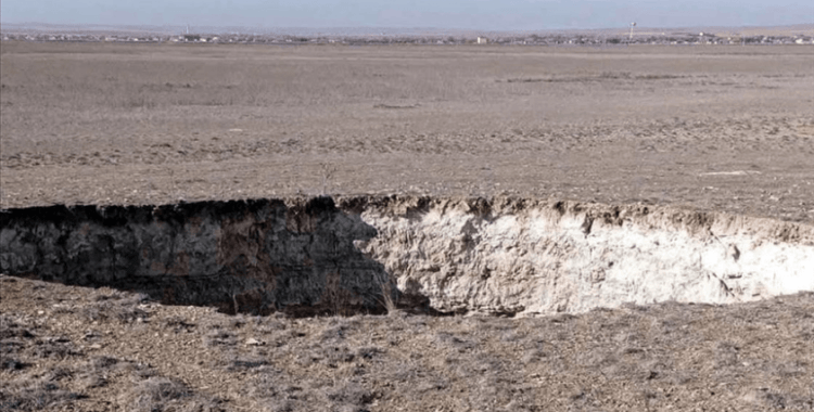 Konya'da 13 metre derinliğinde, 15 metre çapında obruk oluştu