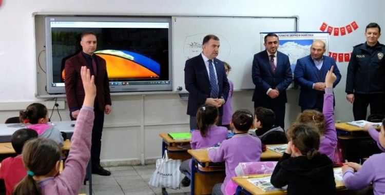 Vali Eldivan okulda öğrencilerle bir araya geldi
