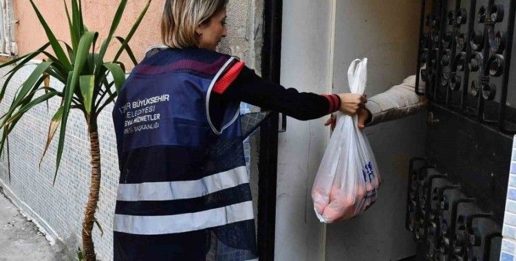 İzmir’de 5 ton mandalina örnek iş birliği ile dağıtılıyor
