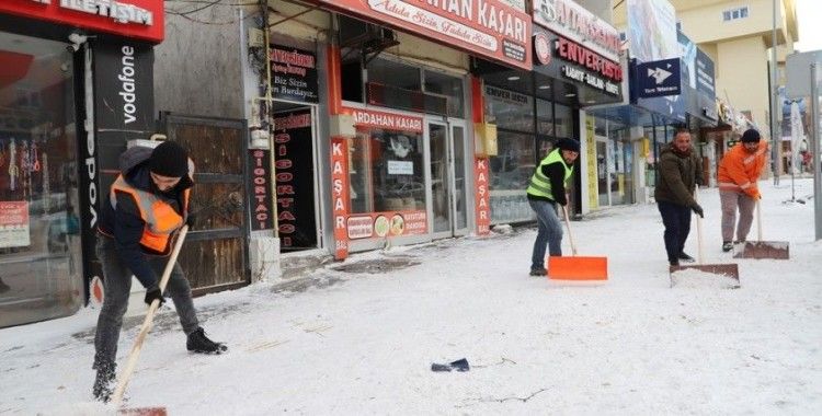 Ardahan’da karla mücadele ekipleri aralıksız çalışıyor
