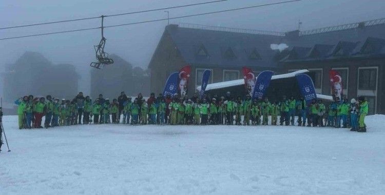 Uludağ’da öğrencilerin kayak heyecanı
