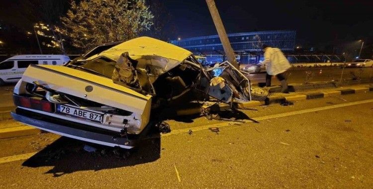 Alkollü ve ehliyetsiz sürücünün Tofaş’la yaptığı hız aydınlatma direğinde bitti
