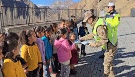 Hakkari’de jandarma ekipleri köydeki öğrencilere trafik eğitimi veriyor
