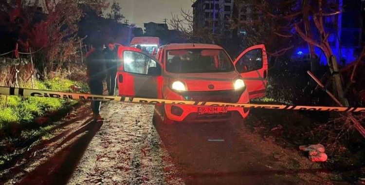 Önce öldürdü, sonra polislere aletiyle teslim oldu
