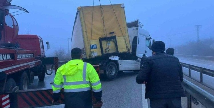 Yoğun sis kazaları beraberinde getirdi, D100’de trafik felç oldu
