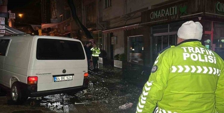 Uşak’ta iki araç çarpıştı: 1’i ağır 2 yaralı
