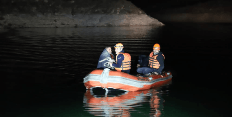 Adıyaman'da barajda alabora olan balıkçı teknesinden 2 kişi kurtarıldı