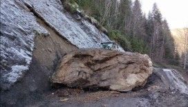 Kastamonu’da düşen kaya yolu ulaşıma kapattı
