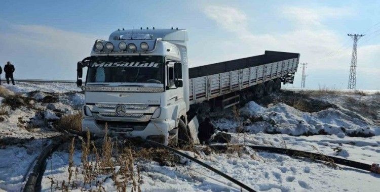 Kaygan yolda kontrolden çıkan tır şarampole düştü
