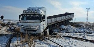 Kaygan yolda kontrolden çıkan tır şarampole düştü