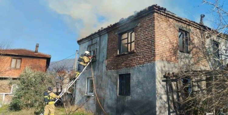 Erdek’te bir ev yangında kullanılmaz hale geldi
