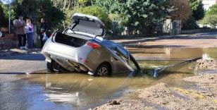 Bodrum’da isale hattı patladı, otomobil çukura düştü
