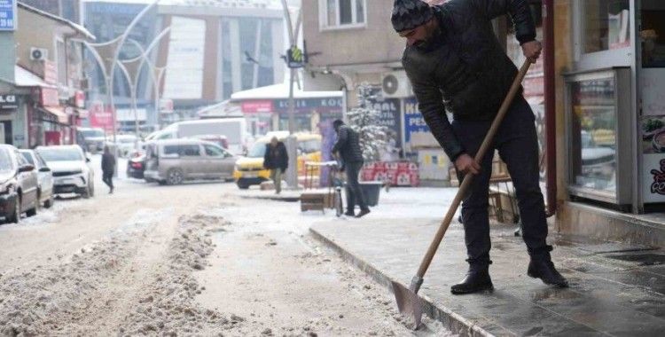 Bayburt’a yeni yılın ilk karının yağmasıyla kent beyaz örtüyle kaplandı
