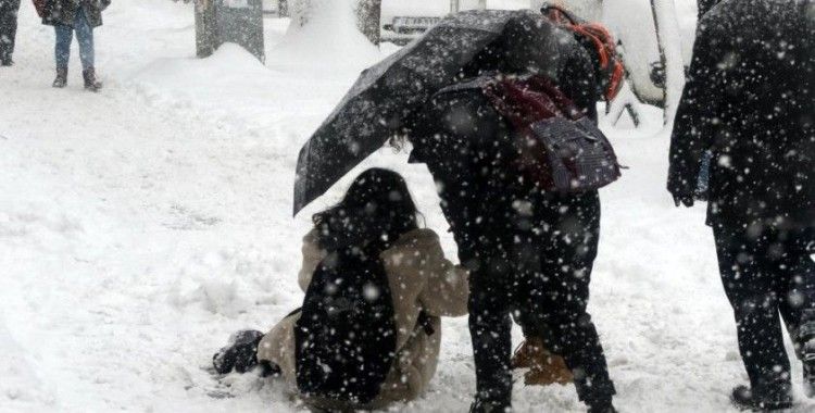 Karlı ve buzlu yolda yürümenin püf noktaları
