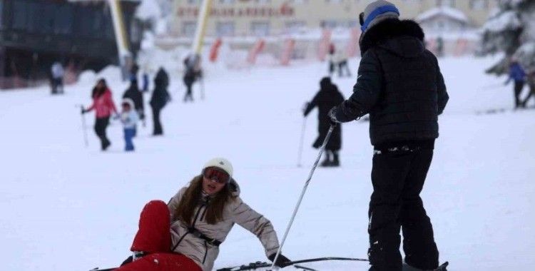 Uludağ’da kayak yaparken düşen kayakçılar kameralara yakalandı
